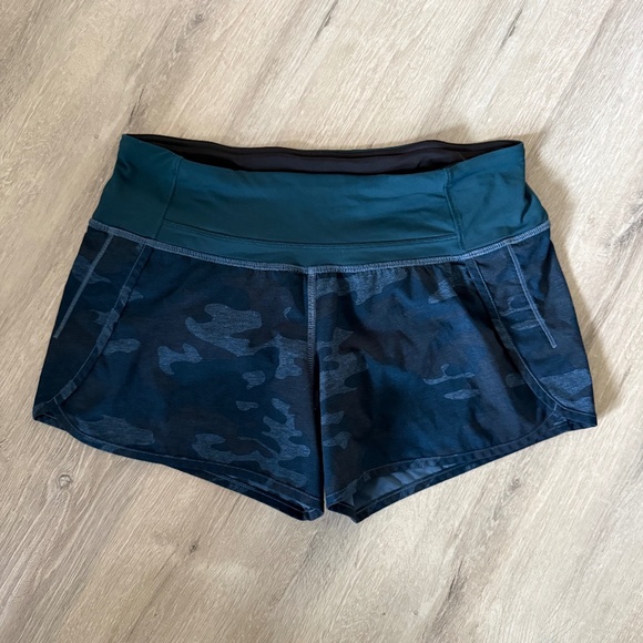 lululemon Women’s Hottie Hot Low Rise 2.5” Blue Camo Short Size 4 - Picture 1 of 7